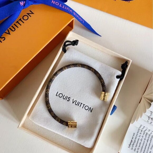 Perfect for any look, wear it alone or with a bracelet - Picture 4 of 5